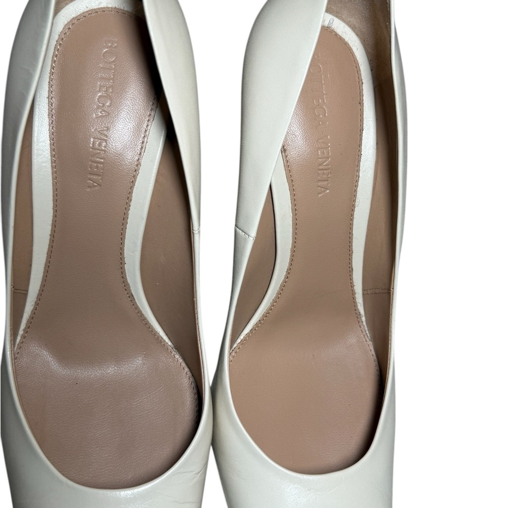 Bottega Veneta knot ivory pump.Statement luxury gold elegant chic unique. $1800 - Picture 4 of 8